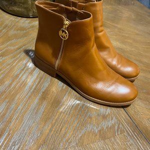 MICHAEL KORS CARMEL BOOTS.    SIZE 10.